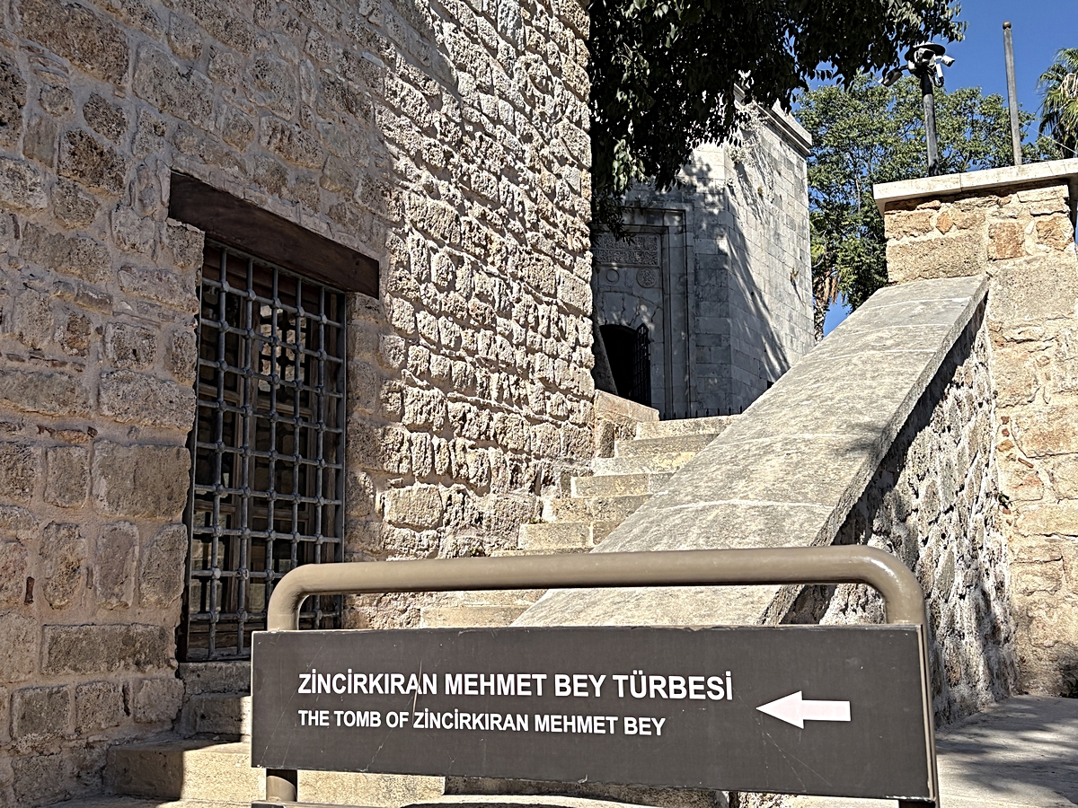 Antalya\'nın geri alınmasında Zincirkıran\'ın 649 yıllık türbesinde 3 sanduka bulunuyor