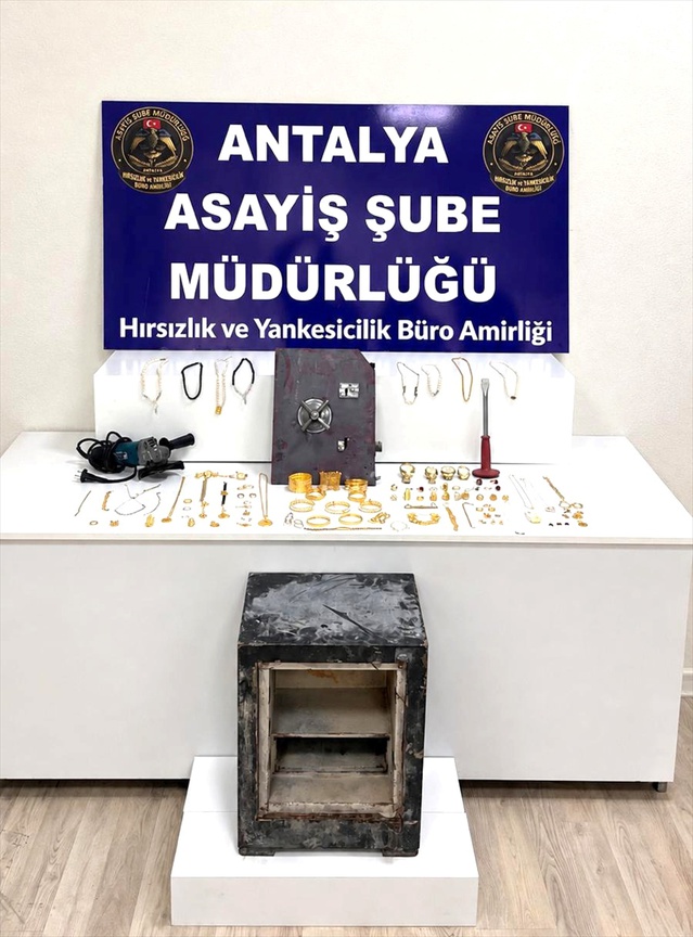 Antalya Kepez'de 2 milyon 430 bin liralık ziynet eşyası çalındı, 3 zanlı tutuklandı