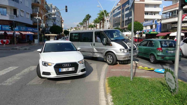 Antalya Manavgat'ta kavşakta dönen kamyonet otomobile çarptı, yaralanan olmadı
