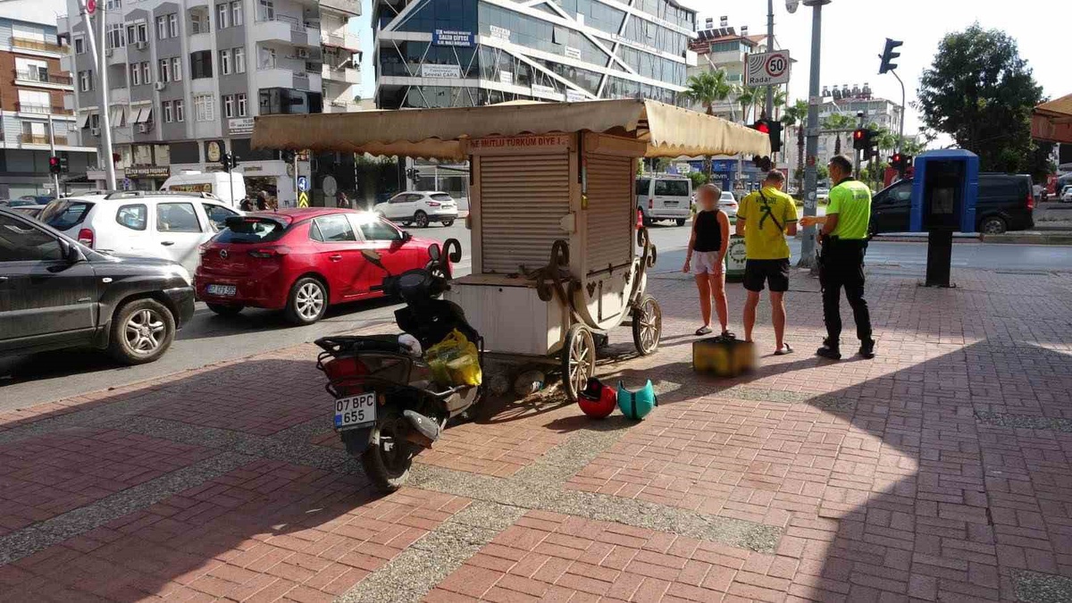 Manavgat\'ta kaza yapan motosikletteki 2 turist yaralanmadı, kaza anı kameraya yansıdı