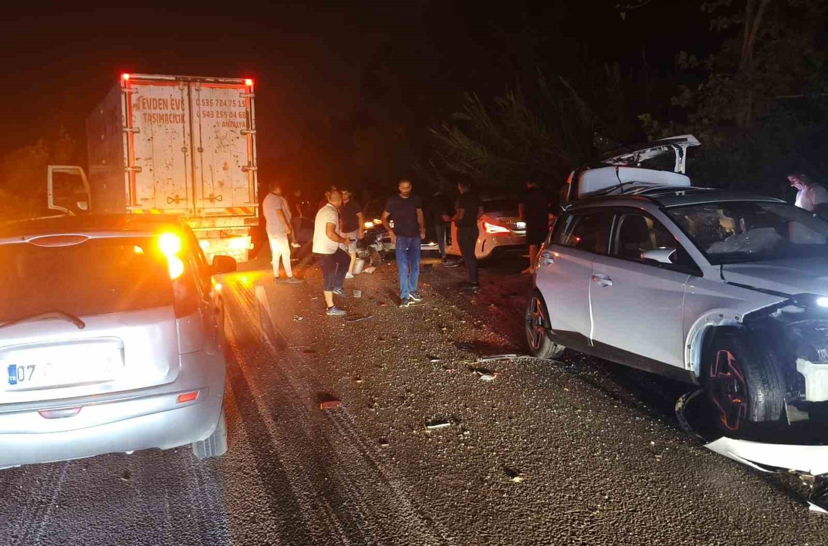 Antalya Serik\'te 4 araçlı zincirleme kaza D-400\'de trafiği durdurdu, 2 kişi yaralandı