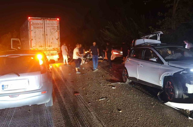 Antalya Serik'te 4 araçlı zincirleme kaza D-400'de trafiği durdurdu, 2 kişi yaralandı