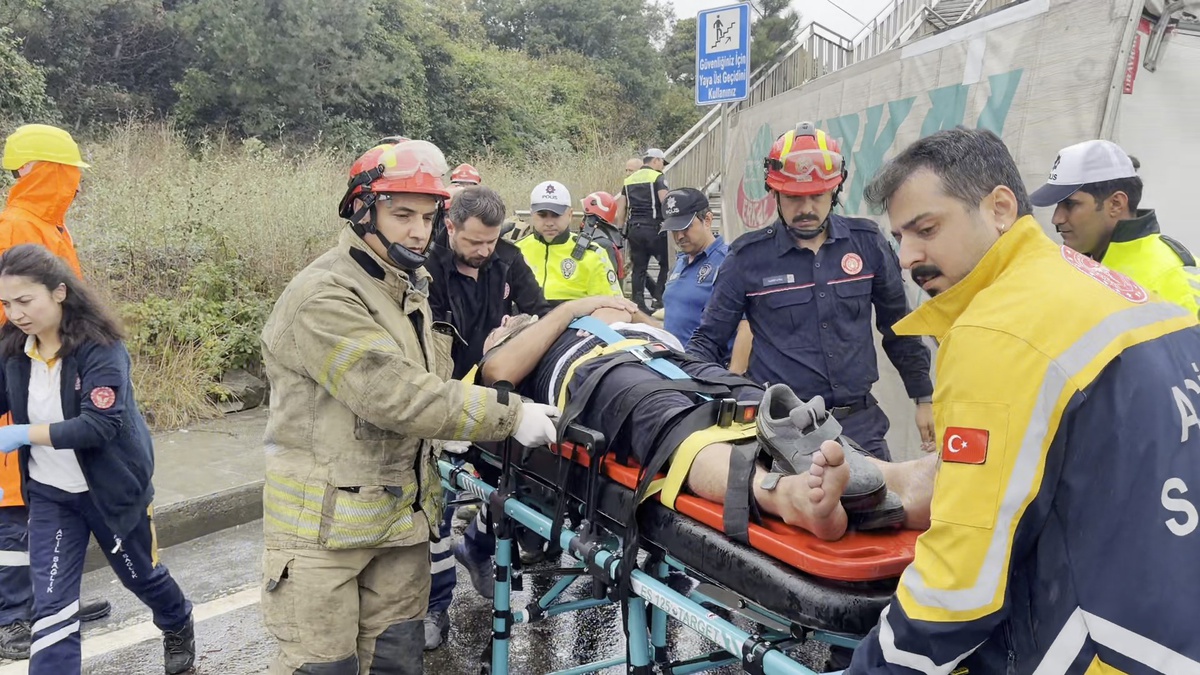 Arnavutköy\'de kazada 2 şoför yaralandı, yaralının kardeşi sinir krizi geçirdi