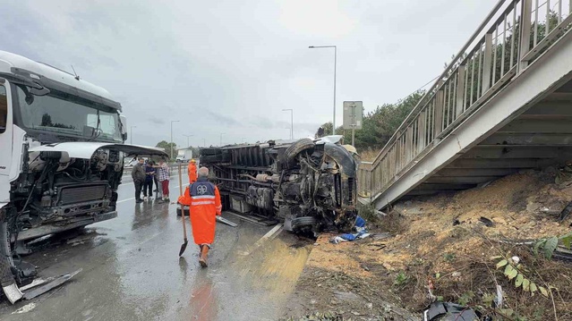 Arnavutköy'de kazada 2 sürücü yaralandı, Habipler yolunda araç kuyrukları oluştu