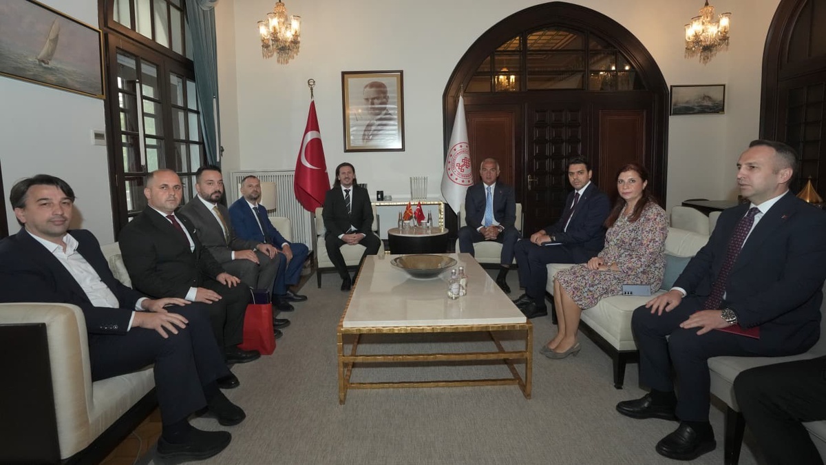 Bakan Ersoy ve mevkidaşı Süleymani, kültür-turizm iş birliğini görüşüp sergiyi gezdi
