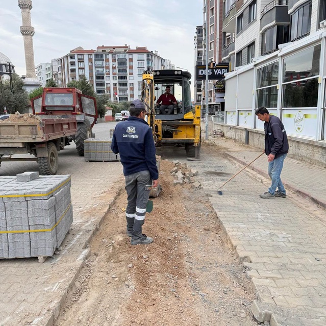 Balıkesir Edremit Kadıköy'de 20140. Sokak'ta yol bakım çalışması sürüyor