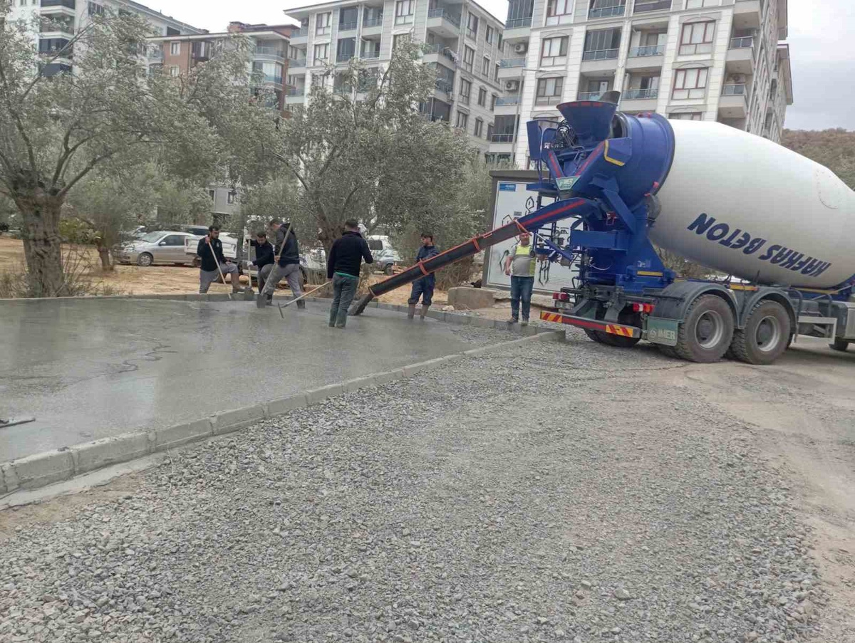 Balıkesir Edremit\'te iki mahallede yeni sosyal ve sportif alan çalışmaları sürüyor