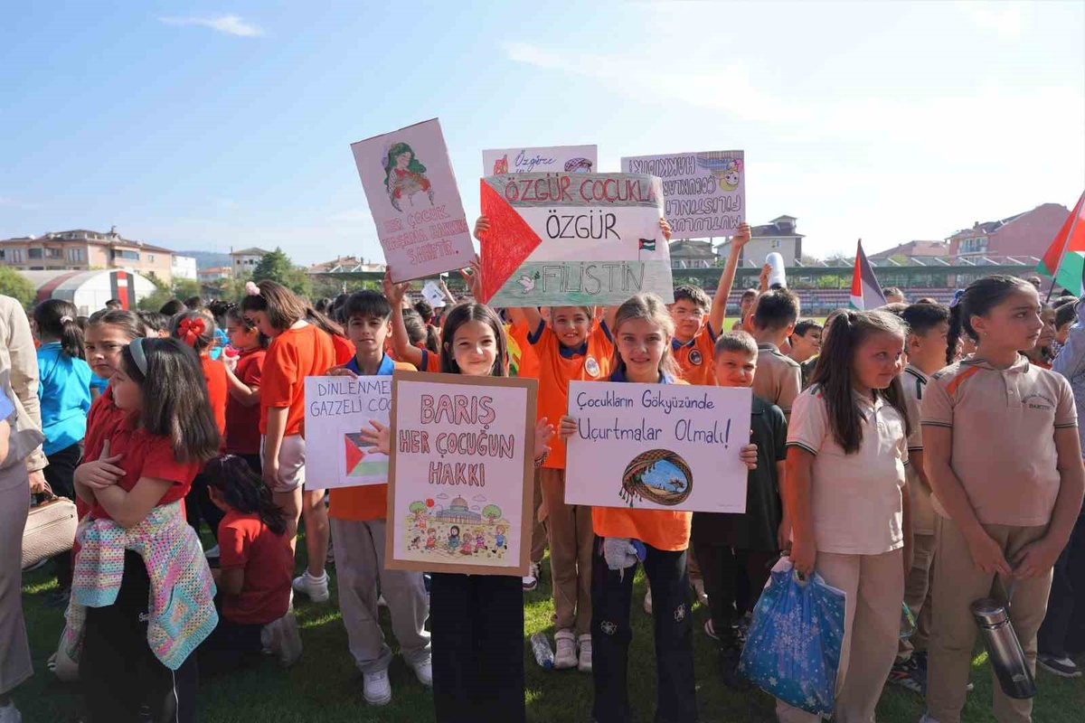 Bartın\'da 585 öğrenci uçurtma etkinliğinde Gazze saldırılarını protesto etti
