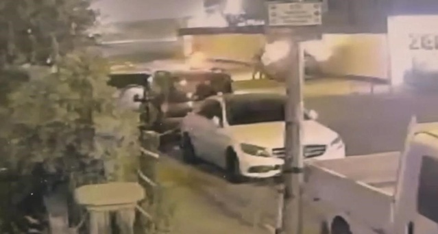 Batman Belde'de motosikletli 2 şüpheli park halindeki otomobili ateşe verdi