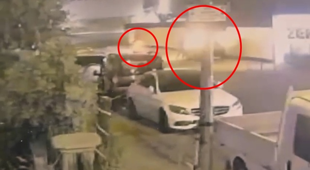 Batman'da 2 kişi park halindeki otomobili ateşe verdi, olay anı kamerada