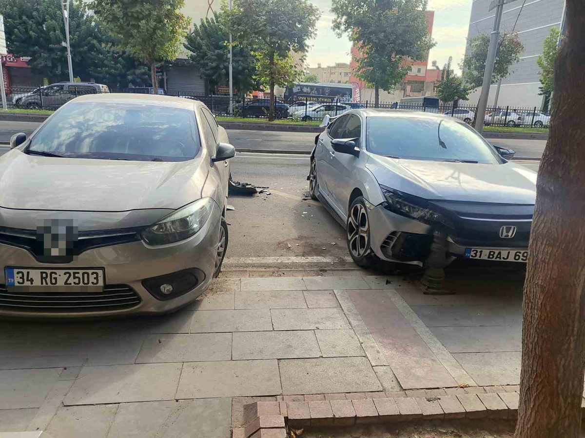 Batman\'da kontrolden çıkan otomobil, park halindeki 2 araca çarptı, sürücü kaçtı