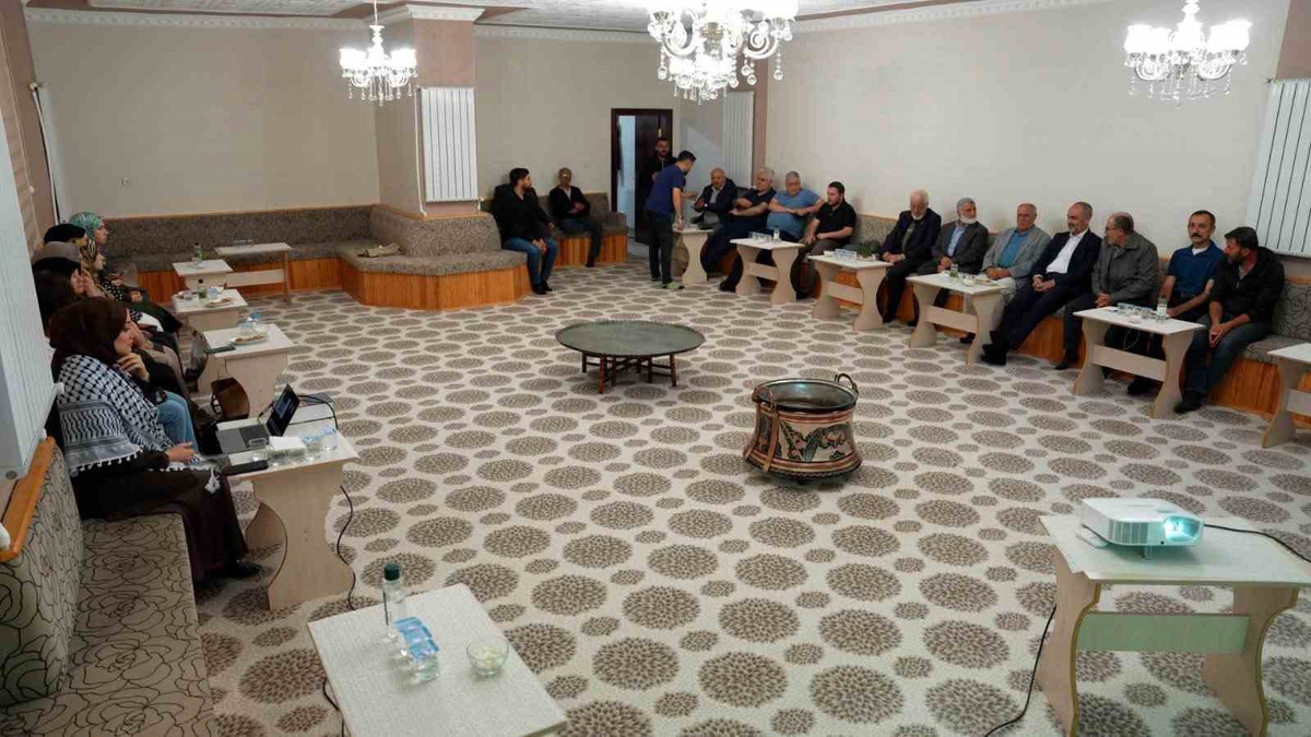 Bayburt\'ta Dünya Barış Günü etkinliğinde Gazzeli öğrenci yaşadıklarını aktardı