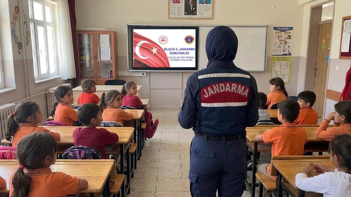 Bilecik Jandarması öğrencileri güvenli internet ve siber zorbalığa karşı uyardı