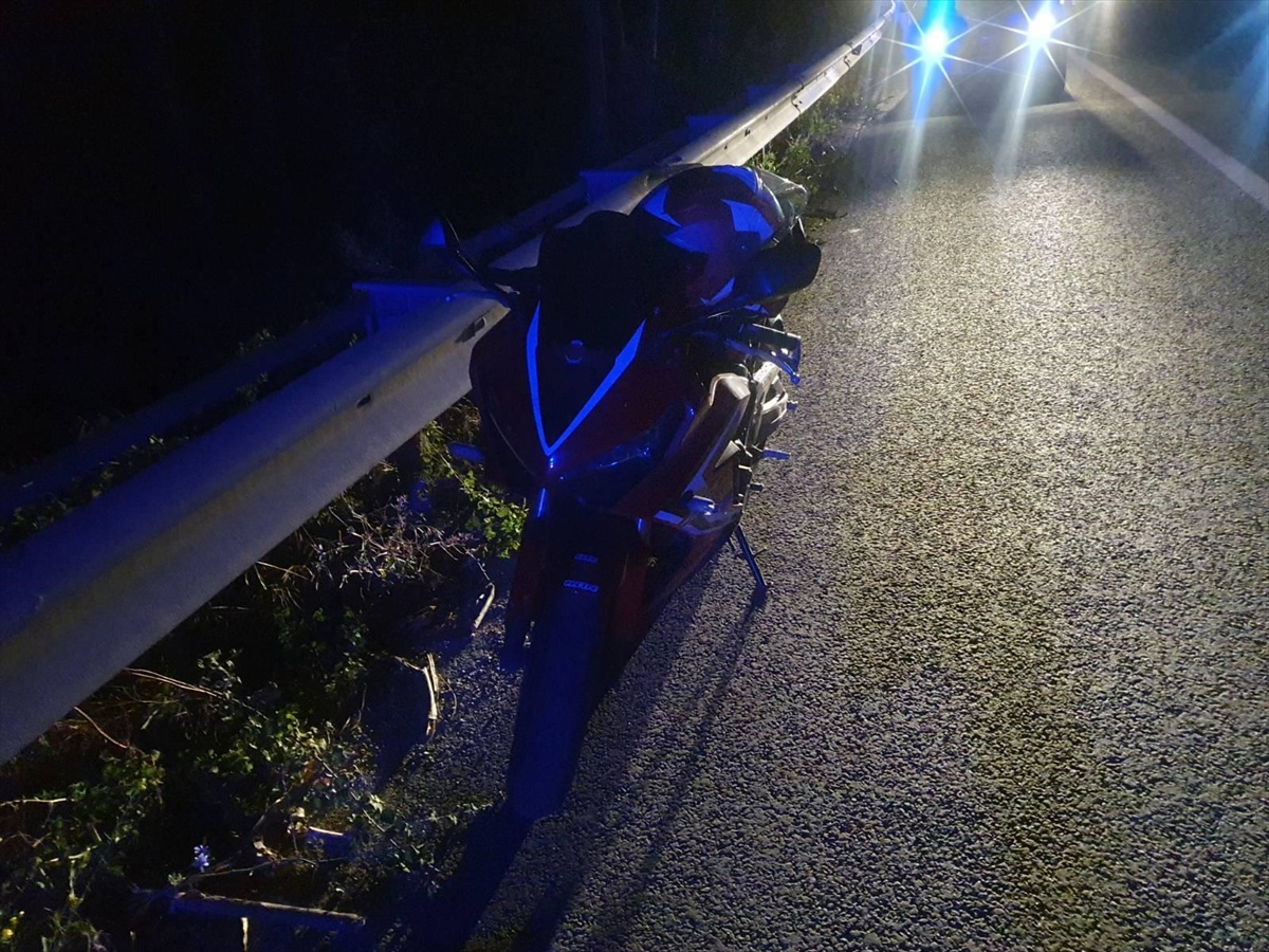 Bilecik Pazaryeri\'nde bariyere çarpan motosiklette 2 kişi yaralandı