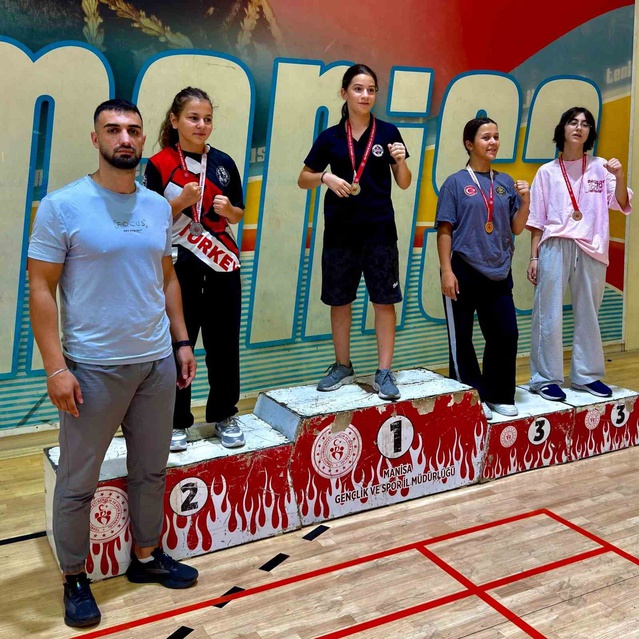 Bilecikli sporcular Manisa'daki 17. Muaythai Zafer Kupası'nda 8 derece kazandı