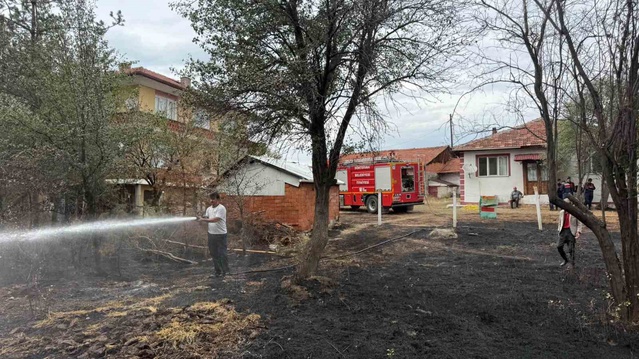 Bolu Dörtdivan'da otluk alandaki yangını itfaiye evlere sıçramadan söndürdü
