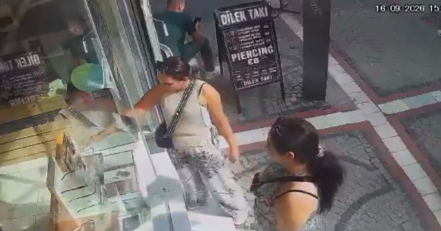 Türkiye'de soygun yapıp ülkelerine döndüler! İki kadının hırsızlık anı kamerada