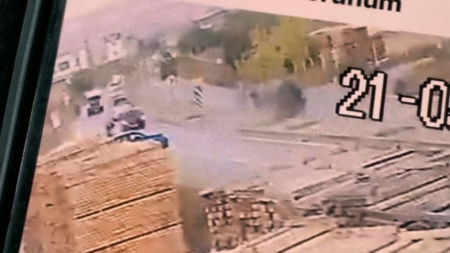 Bursa İnegöl'de otomobil refüje çarpıp devrildi, sürücüsü yaralandı