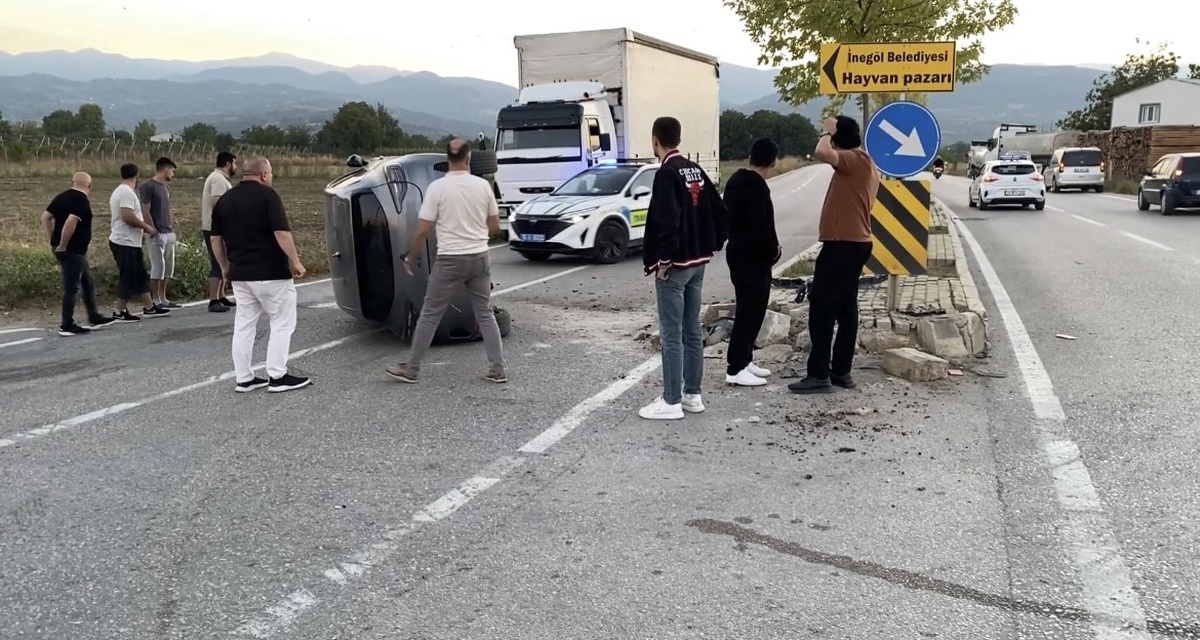 Bursa İnegöl\'de çarpışmayı önleyen otomobil refüje çarpıp devrildi, 1 kişi yaralandı