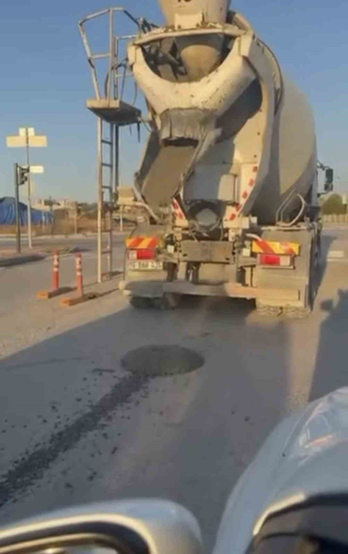 Bursa Nilüfer\'de beton mikserinden yola beton dökülmesi kameraya yansıdı