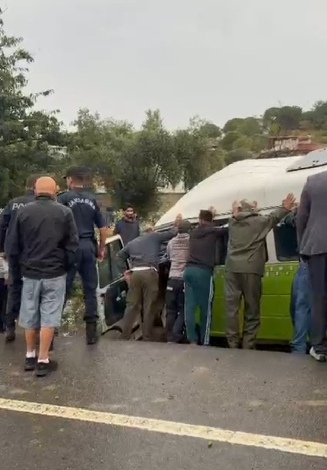 Çanakkale Gökçeada'da minibüs su kanalına devrildi, sürücü öldü, 2 yolcu yaralandı
