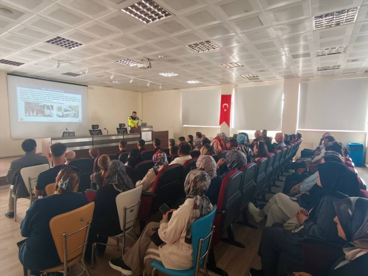 Çorum\'da Jandarma, 155 servis şoförü ve 72 rehber personele trafik eğitimi verdi