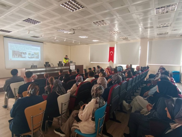 Çorum'da Jandarma, 155 servis şoförü ve 72 rehber personele trafik eğitimi verdi