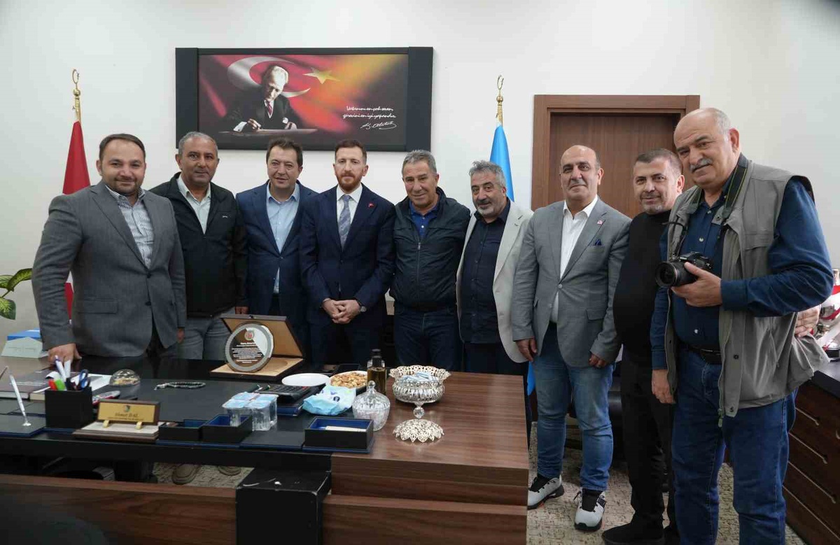 Erzurumspor Başkanı Dal\'a Süper Lig\'e çıkarma plaketini DAGC takdim etti