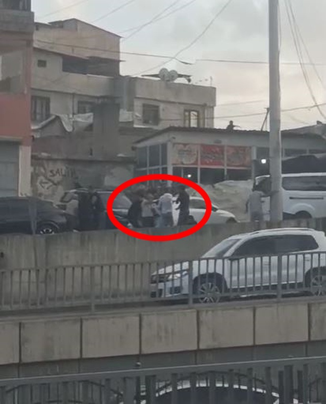 Diyarbakır Yenişehir'de 3 kişinin öldüğü kavgada yerdeki kişiye ateş anı görüntülendi