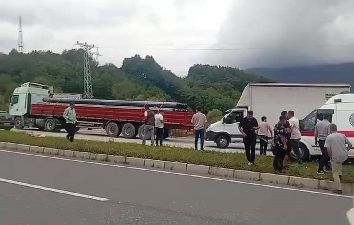Düzce Akçakoca yolunda hasta nakil ambulansı tıra çarptı, sürücü yaralandı