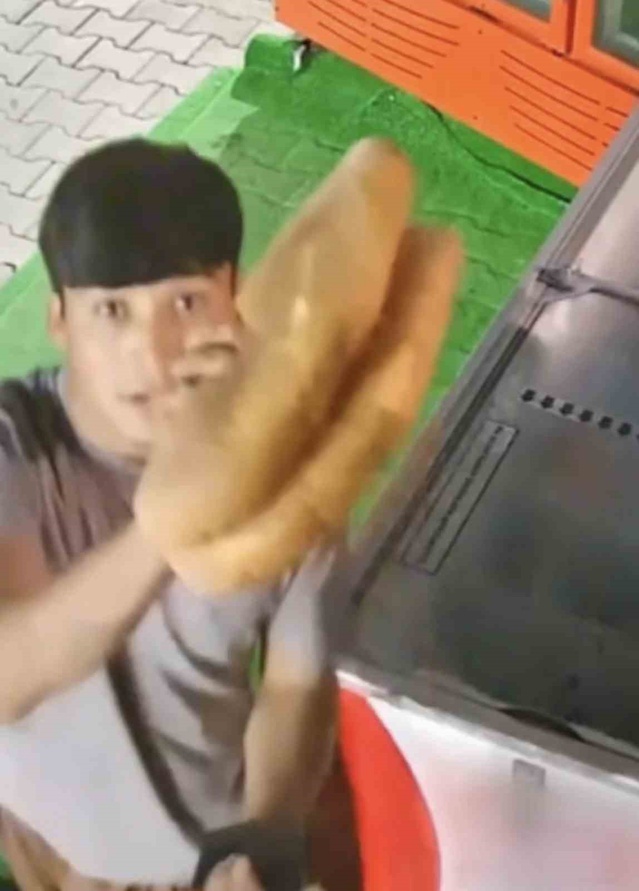 Düzce Gölyaka'da 2 ekmek alan gençler ücretini kameraya gösterip kasaya bıraktı