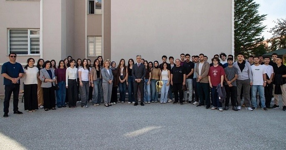 EBYÜ Rektörü Kuyrukluyıldız, tıp birinci sınıf öğrencileriyle bir araya geldi