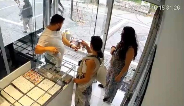 Türkiye'de soygun yapıp ülkelerine döndüler! İki kadının hırsızlık anı kamerada