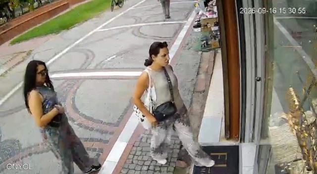  <a class='keyword-sd' href='/turkiye/' title='Türkiye'>Türkiye</a>'de soygun yapıp ülkelerine döndüler! İki kadının hırsızlık anı kamerada