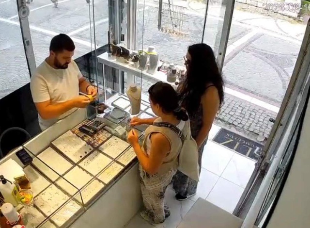 Türkiye'de soygun yapıp ülkelerine döndüler! İki kadının hırsızlık anı kamerada