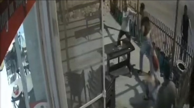 Edirne'de küfür uyarısı yapan çift, 3 kişinin saldırısında darbedildi, camlar kırıldı