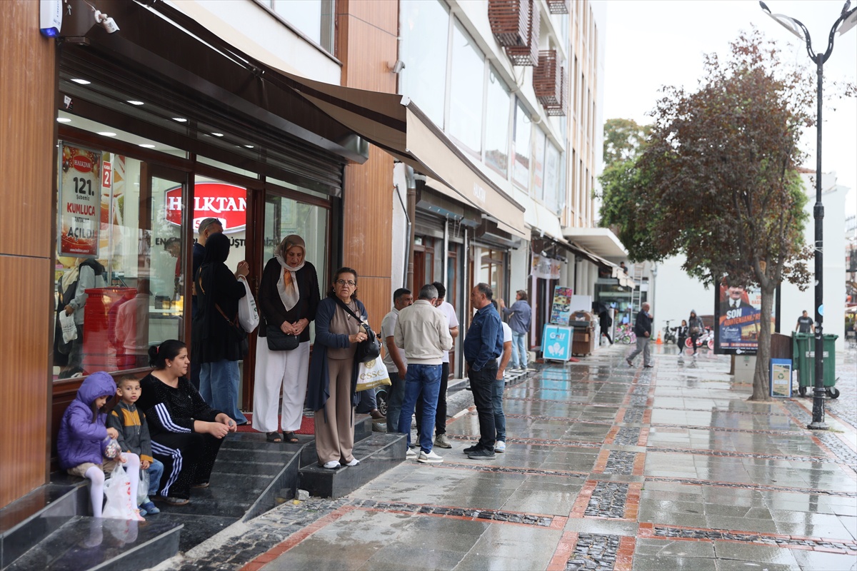 Edirne\'de sağanak aralıklarla sürüyor, bazı vatandaşlar kapalı alanlara yöneldi