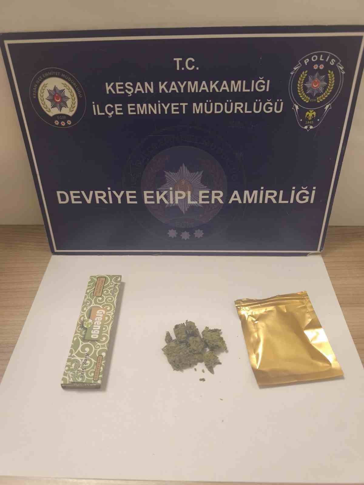 Edirne Keşan\'da 2 şüphelinin üzerinde uyuşturucu bulundu, gözaltına alındılar