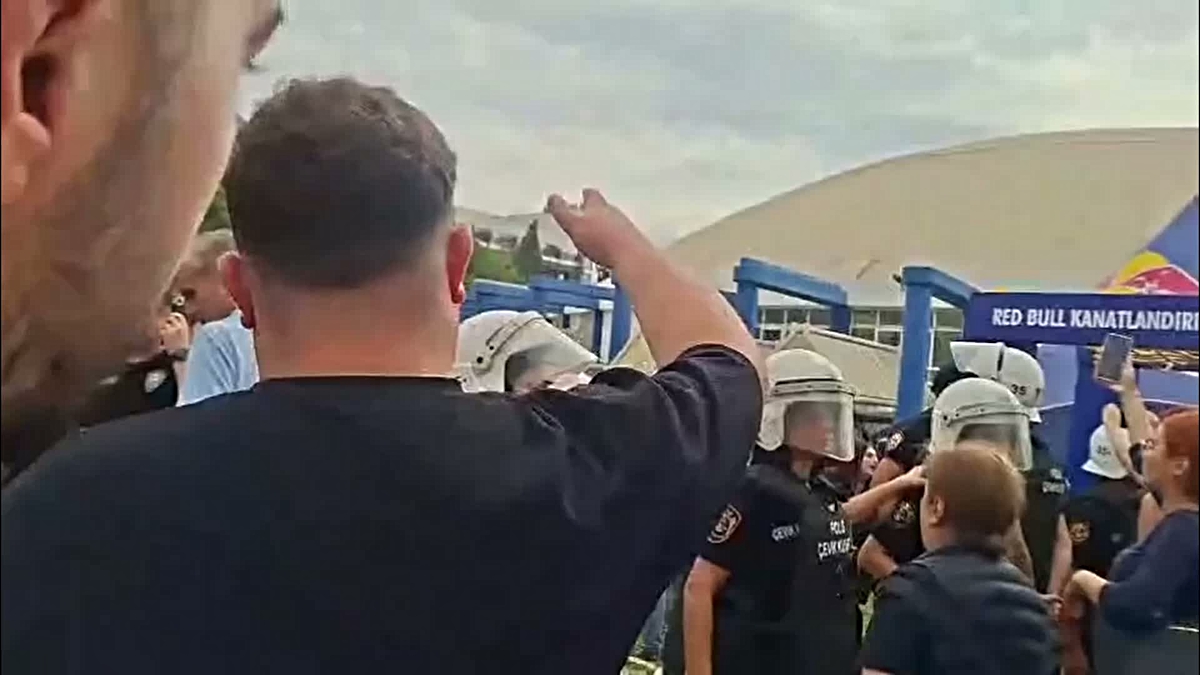 Ege Üniversitesi\'nde stantlara polis müdahale etti, 27 öğrenci gözaltına alındı