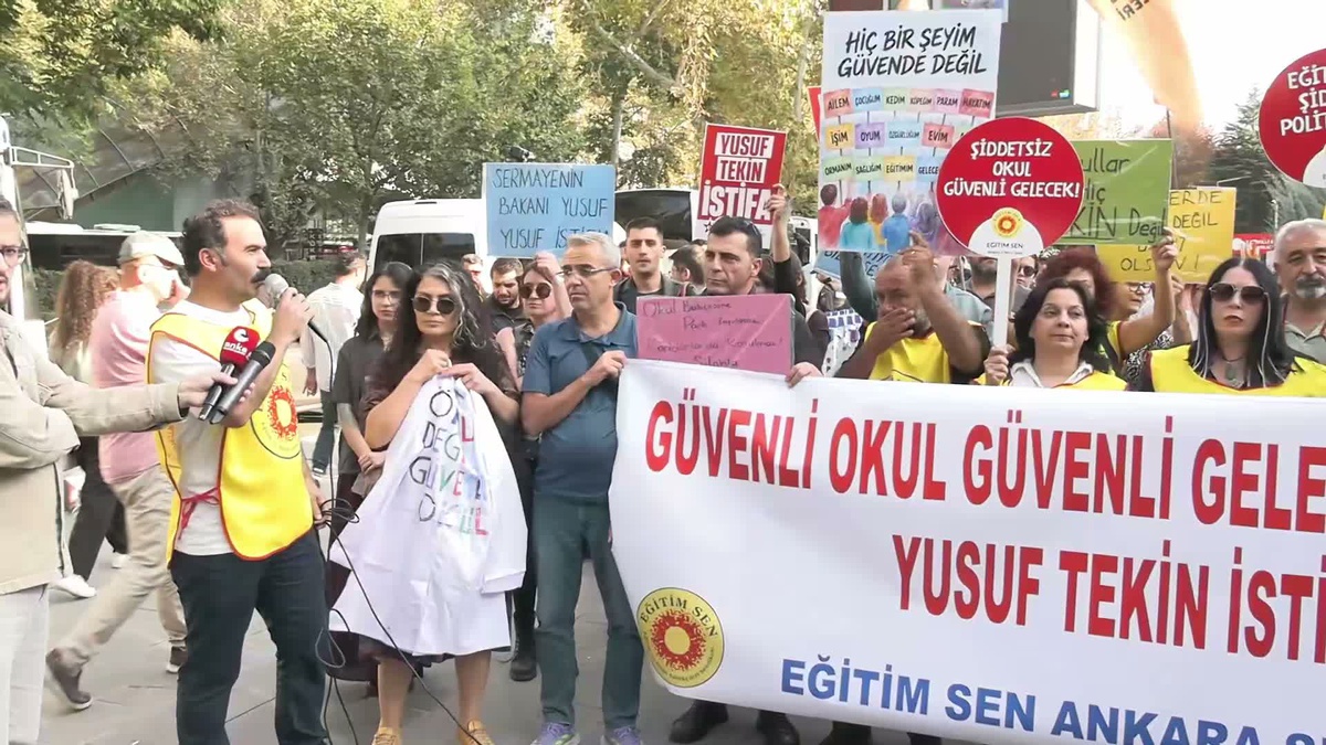 Eğitim-Sen, Manisa Turgutlu\'daki 11 yaralı okul saldırısını MEB önünde protesto etti