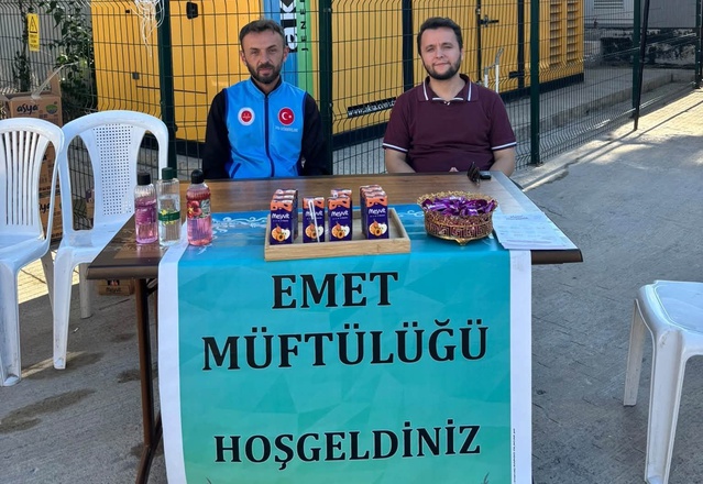 Kütahya Emet Müftüsü Balcı, KYK Yurdu'ndaki manevi danışmanlık standını ziyaret etti