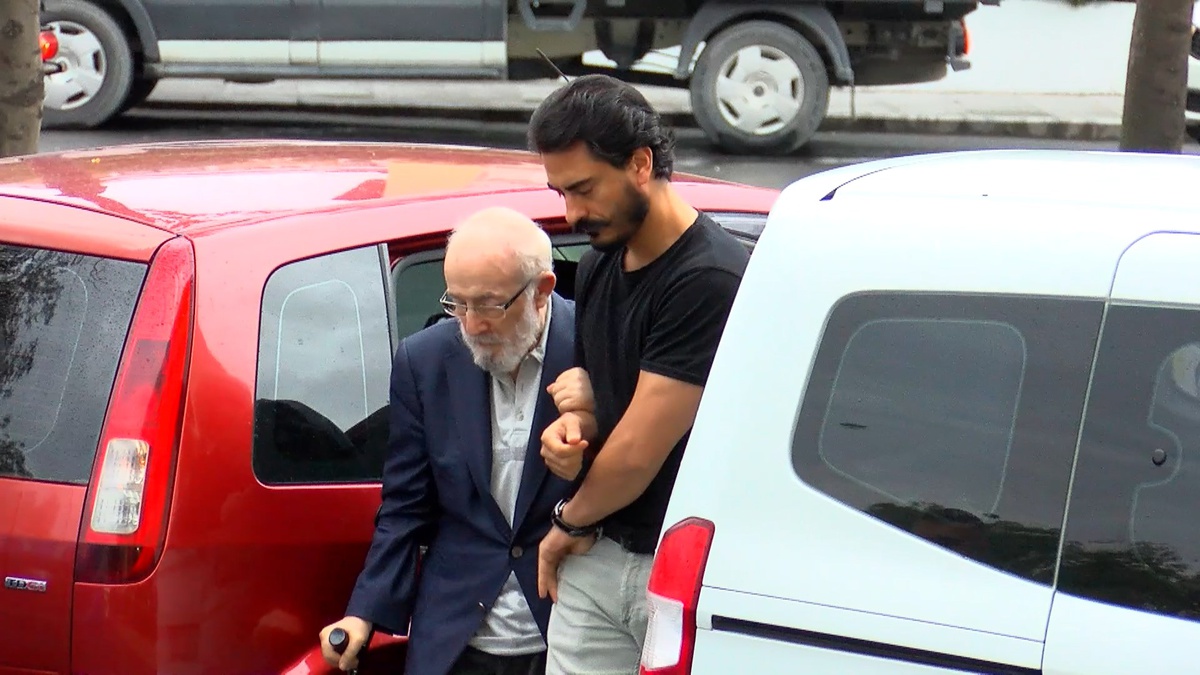Oyuncu Emin Olcay, Kozinoğlu soruşturmasında ifade vermek için adliyeye geldi