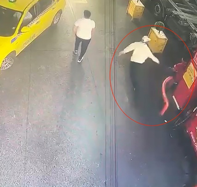 Esenyurt'ta keşif yapıp pompacıya ateş eden saldırgan yakalandı, anlar kamerada