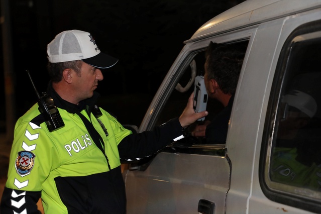 Eskişehir'de asayiş ve trafik uygulamasında 13 sürücüye 60 bin 297 lira ceza kesildi