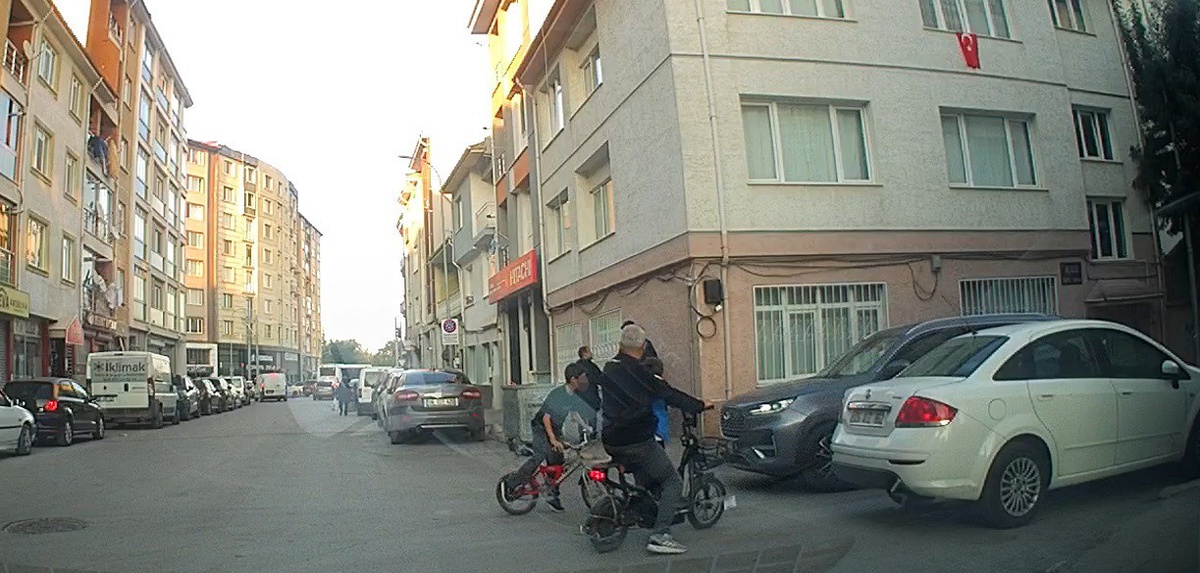 Eskişehir\'de bisikletli çocuk ani dönüş yaptı, SUV sürücüsü frenle kazayı önledi