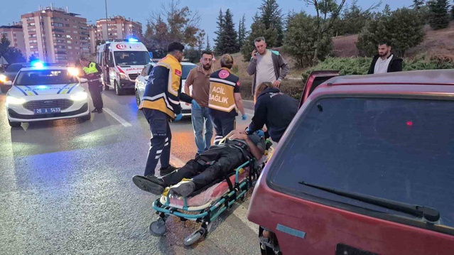 Eskişehir Odunpazarı'nda otomobil aydınlatma direğine çarparak sürücüyü yaraladı