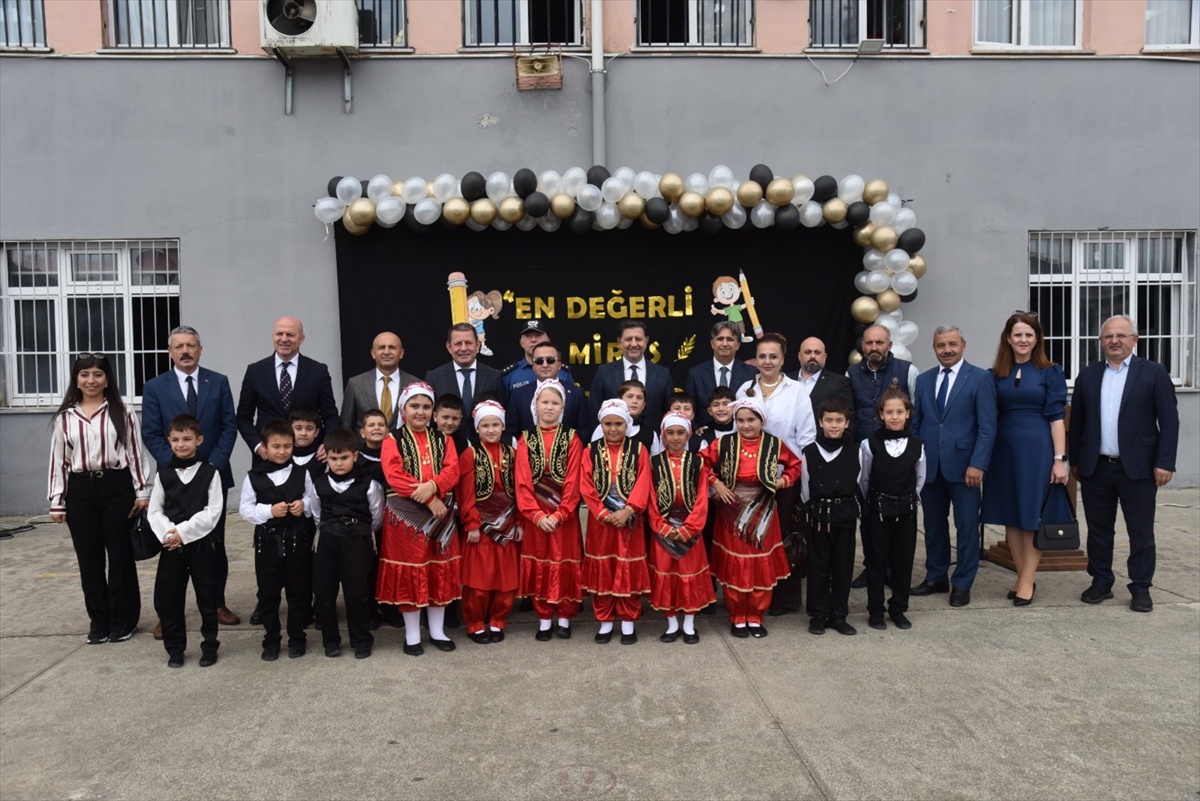 Giresun Espiye\'de 4. sınıflar okula yeni başlayanlara çiçek dağıttı