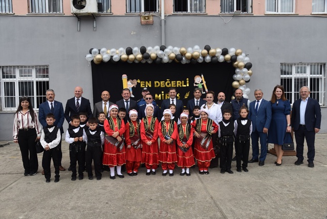 Giresun Espiye'de 4. sınıflar okula yeni başlayanlara çiçek dağıttı