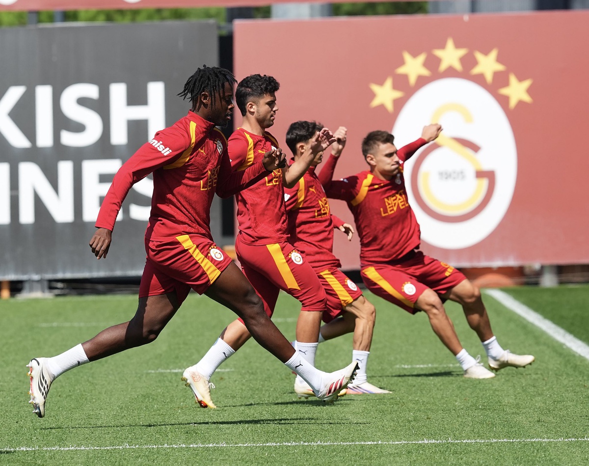 Galatasaray, Kasımpaşa maçı öncesi Kemerburgaz\'da çift kale maç yaptı