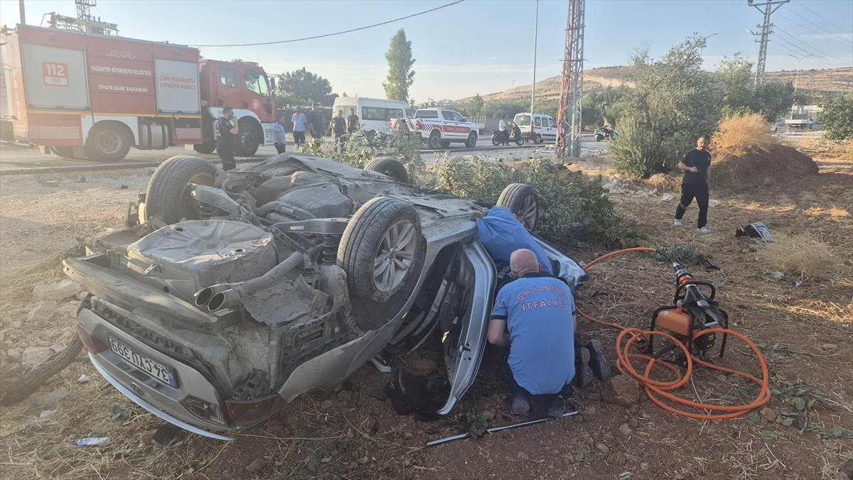 Gaziantep Nizip\'te otomobil motosikletle çarpışıp devrildi, 1 ölü 6 yaralı var